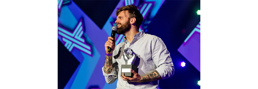 Tim Hofman krijgt speciale FunX Award voor onthullingen rond The Voice