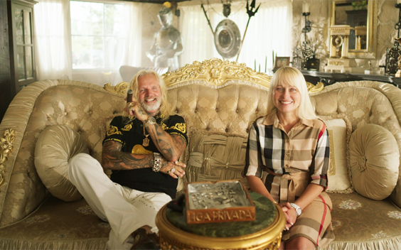 Binnen gluren bij opvallende huizen in House for Sale