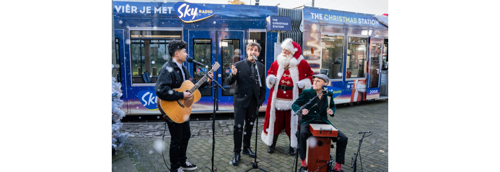 Nielson opent Sky Radio Kersttram in Amsterdam