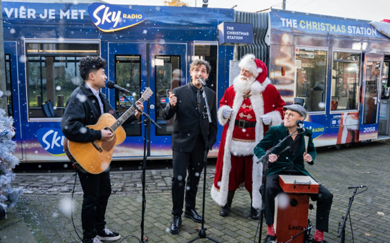 Nielson opent Sky Radio Kersttram in Amsterdam