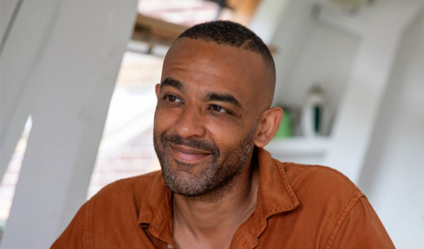 Omslag door tandenborstel 1 Ikenna Azuike