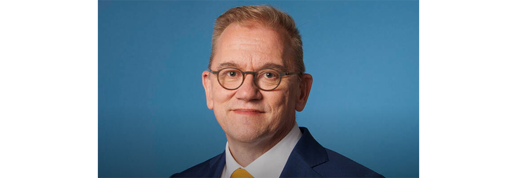 Minister Bruins wil van elf publieke omroepen naar vier of vijf ‘omroephuizen’