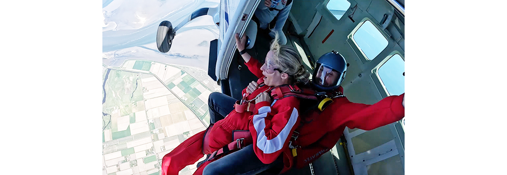 3FM dj’s sturen Claude de ruimte in en springen zelf uit vliegtuig