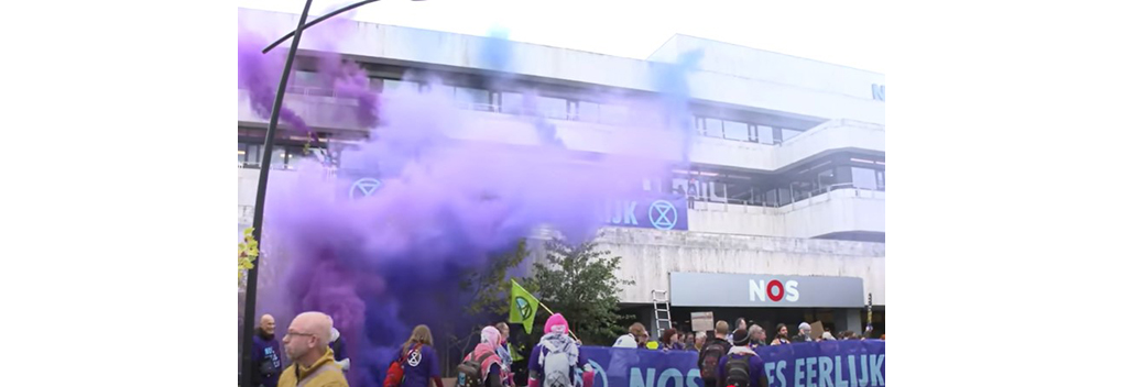 XR-demonstranten blokkeren NOS-gebouw, politie grijpt niet in