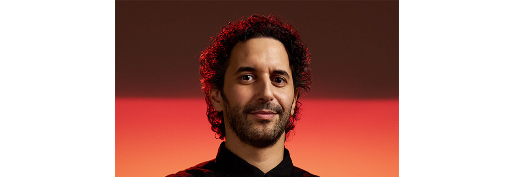 Achmed Akkabi tekent exclusief contract bij Videoland