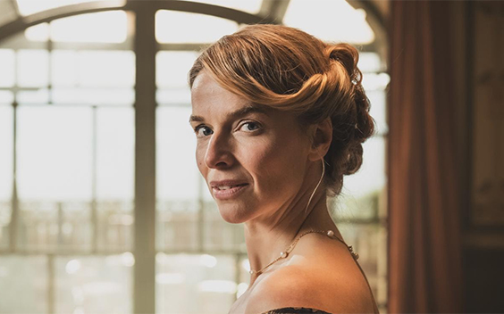 Thekla Reuten in romantisch kostuumdrama Grand Hotel aan Zee