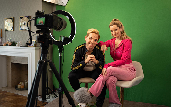 Snapflat: komische serie van Diederik Ebbinge over digitaal gedrag