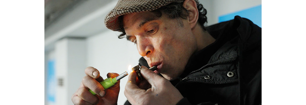 Drugdealers delen gratis crack uit om mensen op straat verslaafd te maken