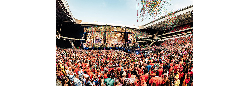 Philips Stadion gaat uit z’n dak tijdens Qmusic Foute Party