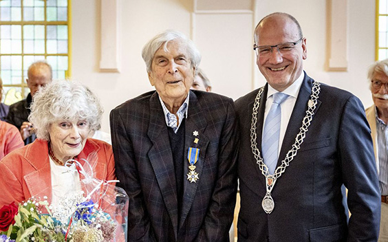 Koninklijke onderscheiding voor decorontwerper Roland de Groot